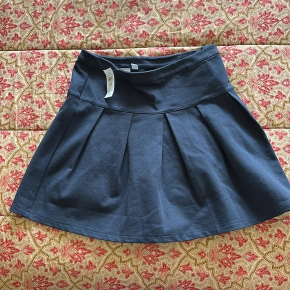 • BUNDLE OF 2 PLEATED UNIFORM SKIRTS • - Picture 3 of 3